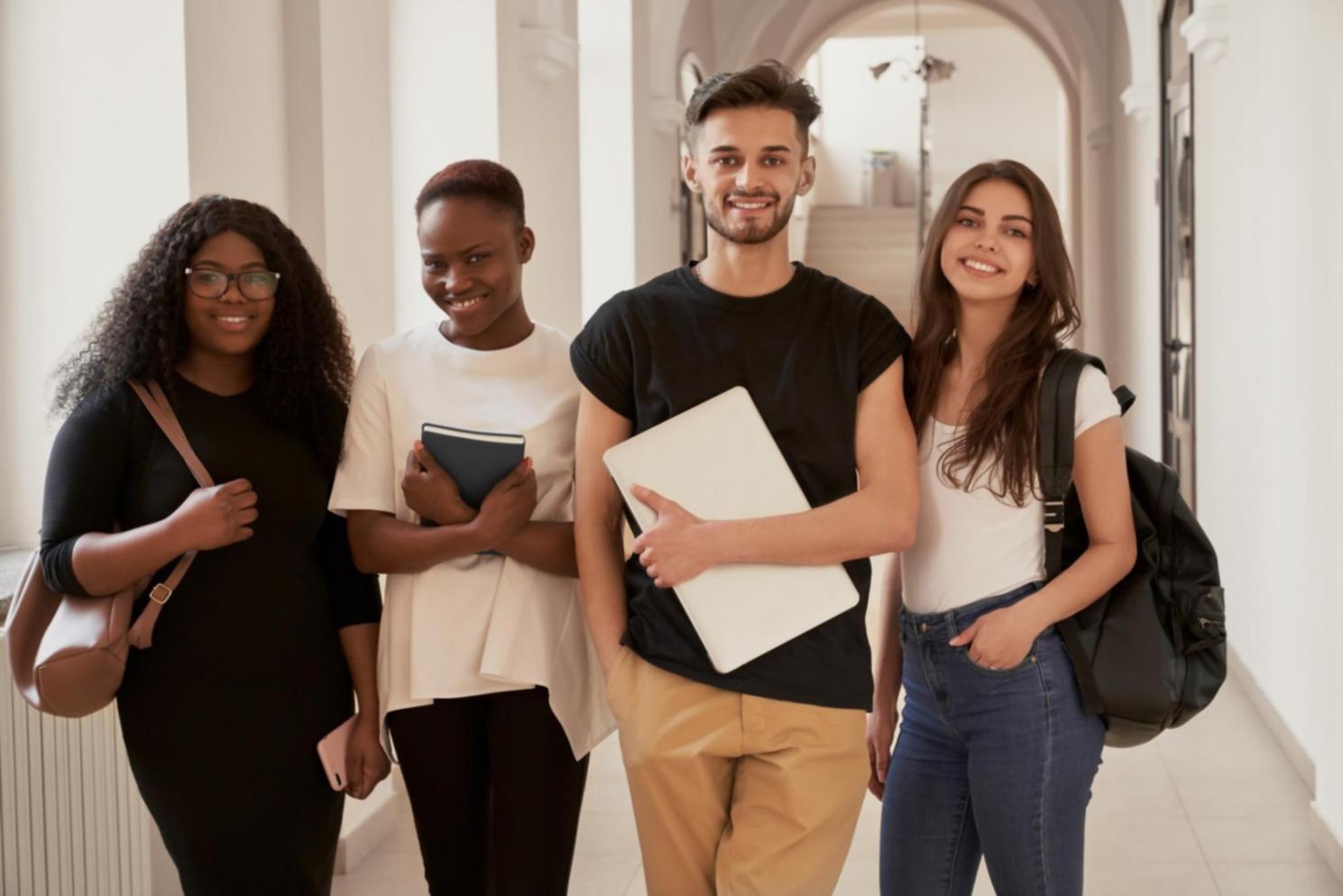 Arbeitsplatz mit minimalistischer Budgetplanung und Finanzunterlagen